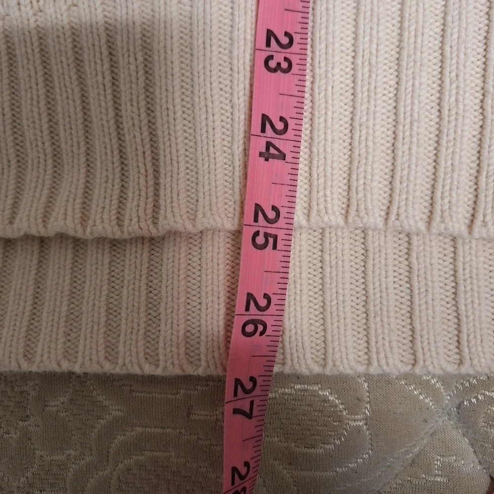 A Gap men's ribbed 1/4 zip chunky sweater in a size large. EUC